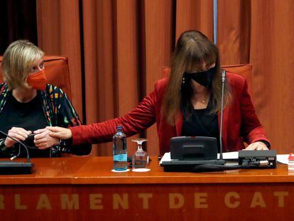 La presidenta del Parlament, Laura Borràs (a la derecha), y la vicepresidenta primera, Alba Vergés, durante la reunión de la Mesa, este martes.