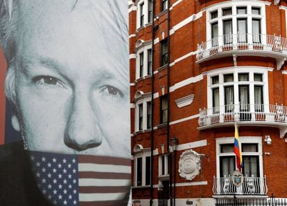 Camión con una imagen de Julian Assange frente a la Embajada ecuatoriana en Londres, donde está refugiado desde 2012.