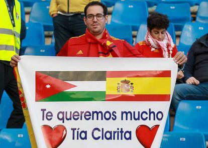 Un aficionado despliega una pancarta con el lema: "Te queremos mucho tía Clarita".