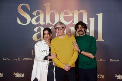 Carolina Yuste, David Trueba y David Verdaguer en la presentación de 'Saben aquell', el 25 de octubre de 2023, en Madrid. 
