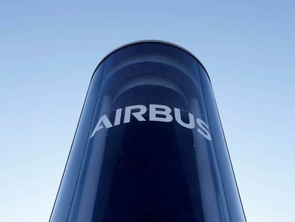 Logotipo de Airbus en el cuartel general de la compañía en Blagnac, cerca de Toulouse.