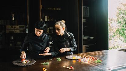 Fina Puigdevall (izquierda) y su hija Martina Puigvert, cocineras de Les Cols.