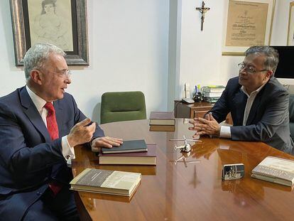 El expresidente Álvaro Uribe conversa con el presidente electo, Gustavo Petro, este miércoles en Bogotá.
