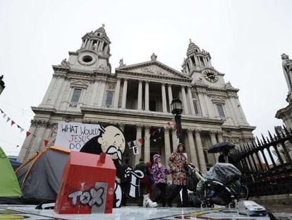 Protesta ante la catedral de San Pablo en Londres.