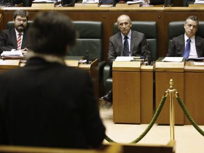 La portavoz de EH Bildu en el Parlamento vasco, Laura Mintegi (de espaldas) en una de sus intervenciones.