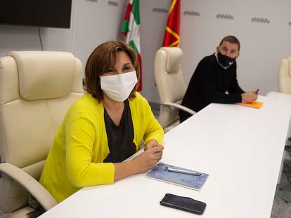 La coordinadora general de Podemos de Euskadi, Pilar Garrido y el de EH Bildu, Arnaldo Otegi, en San Sebastián.