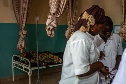 Un grupo de enfermeras y sanitarios prepara el material para hacer curas en una de las salas para pacientes ingresados de la unidad de cirugía del hospital de Mora, Camerún.