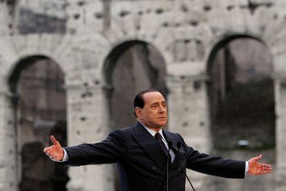 Silvio Berlusconi se dirige a sus seguidores en un mitin celebrado en el Coliseo en abril de 2008.
