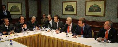 De izquierda a derecha, Timoteo Zambrano, Julio Borges y José Ramón Medina, miembros de la oposición a Chávez, con la delegación española, en el hotel Meliá Caracas el 30 de marzo de 2005. La seguridad española halló un micrófono bajo la mesa.