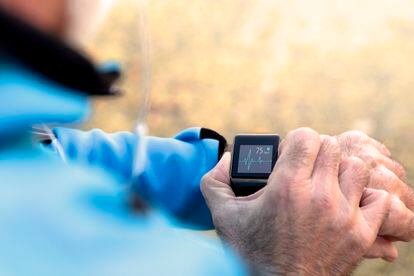 Smart watches carry a series of sensors that allow you to record physical activity, heart rate, or sleep quality.