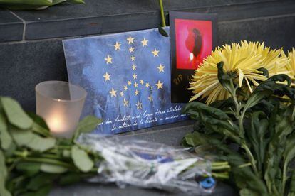 Flors i una espelma en record de les víctimes dels atemptats a l'ambaixada de Bèlgica a Berlín (Alemanya).