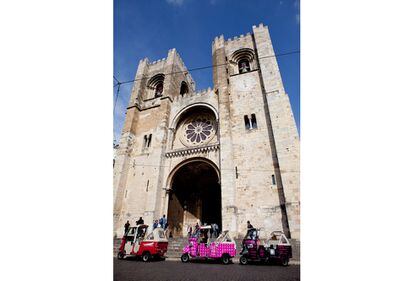 La catedral de la capital portuguesa se llama Santa Maria Maior de Lisboa, o Sé de Lisboa. El edificio se comenzó a construir en 1147 y ha sobrevivido a varios terremotos.