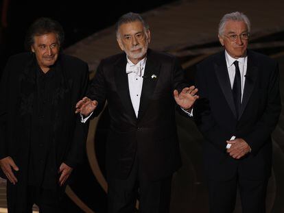 Hollywood (United States), 27/03/2022.- (L-R) US actor Al Pacino, US Director Francis Ford Coppola and US actor Robert DeNiro receive a standing ovation during the 94th annual Academy Awards ceremony at the Dolby Theatre in Hollywood, Los Angeles, California, USA, 27 March 2022. The Oscars are presented for outstanding individual or collective efforts in filmmaking in 24 categories. (Estados Unidos) EFE/EPA/ETIENNE LAURENT
