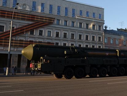 Un vehículo militar transporta un misil durante los preparativos del desfile del 9 de mayo en Moscú, Rusia.
