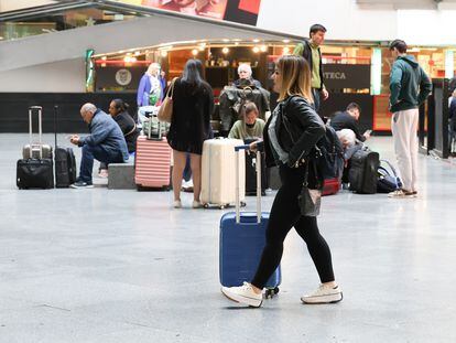 Numerosas personas con maletas esperan para viajar en la estación Almudena Grandes-Atocha Cercanías donde se inicia la operación de Semana Santa, a 31 de marzo de 2023, en Madrid (España).