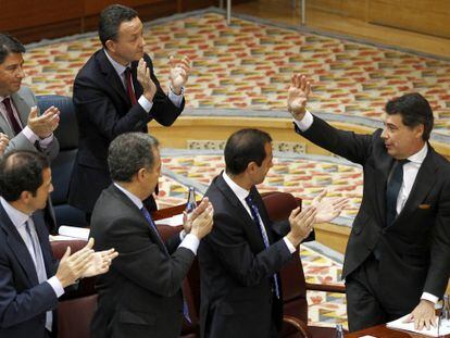 La bancada del PP aplaude a Ignacio Gonz&aacute;lez en el &uacute;ltimo pleno de la legislatura.