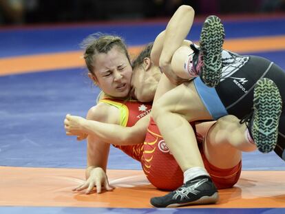 Aintzane Gorria, de rojo, lucha durante un campeonato en Dagestan (Rusia), hace dos años. / SAID TSARNAEV (GETTY)