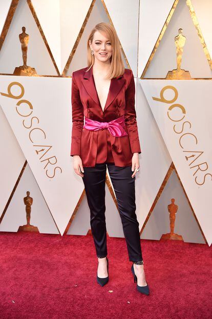 No es frecuente ver pantalones en los Oscar. Menos aún conjuntados con americana. Emma Stone rompió las reglas en 2018 con este diseño de Louis Vuitton.