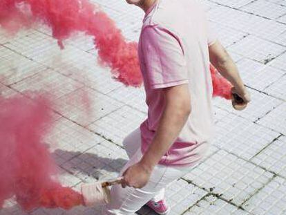Eduardo Casanova posa para ICON mientras tiñe la capa de ozono de rosa. Lleva camiseta y pantalón de Levi's y zapatillas Converse.