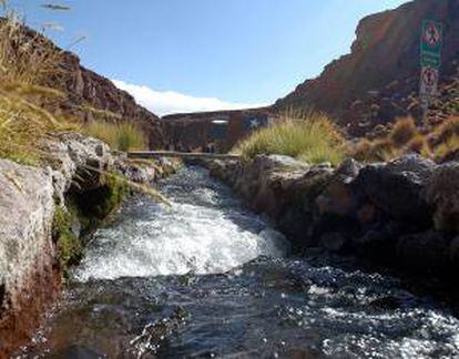 Vista del canal que reúne las aguas de los manantiales de Silala, en la frontera suroeste de Bolivia con Chile. EFE/Archivo