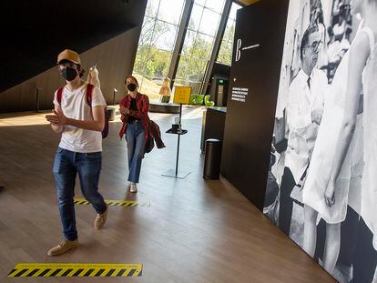 Dos jóvenes inician la visita al Museo Balenciaga ante una gran fotografía del modista vasco.