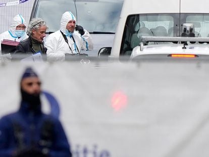 Agentes de la policía forense en la zona acordonada donde ha sido tiroteado un sospechoso de asesinar el lunes a dos personas en Bruselas.