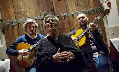 La fadista Celeste Rodrigues junto a dos guitarristas (a la izquierda, con barba, Pedro de Castro), en Mesa de Frades. 