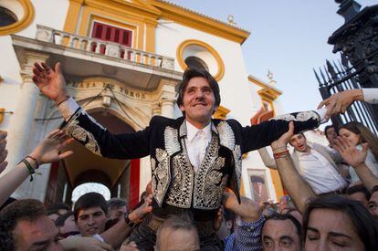 Diego Ventura sale por la puerta del Pr&iacute;ncipe de la Real Maesteranza.