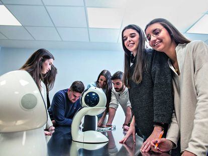 En la imagen, alumnos en ESIC Tech, un nuevo espacio para acercarlos a la robótica y otras tecnologías.