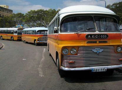 Los inconfundibles autobuses urbanos malteses, en la terminal de la Plaza del Tritón, Valetta