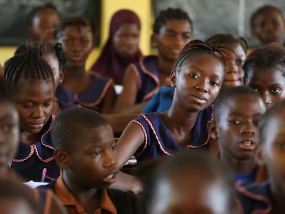 Estudiantes en la escuela primaria Aberdeen en Freetown (Sierra Leona) en 2015. 