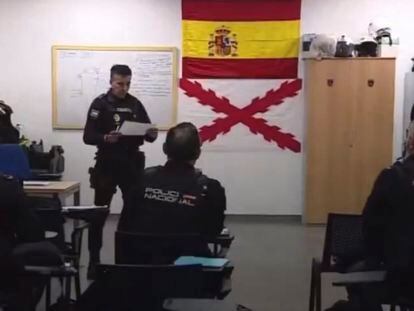 Captura del vídeo de RTVE en el que se observa la bandera de la Cruz de Borgoña debajo de una de España en una de las salas de la Comisaría de Las Palmas.