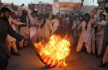 Paquistan&iacute;es sun&iacute;es pro talibanes queman una bandera estadounidense el pasado 25 de mayo