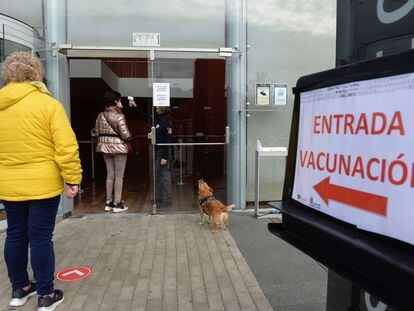 Varios ciudadanos hacen cola para vacunarse contra la covid-19, en el centro cultural Miguel Delibes de Valladolid, en abril de 2021.