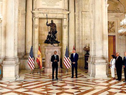 Barack Obama, junto a Felipe VI, en su visita oficial del pasado julio. Entre los presentes, los embajadores de ambos pa&iacute;ses, el espa&ntilde;ol Ram&oacute;n Gil-Casares y el estadounidense James Costos.