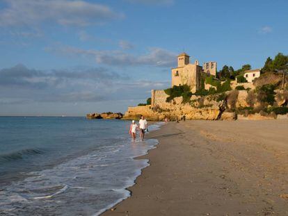 Paseantes en la playa de Tamarit (Tarragona), junto al castillo homónimo, el pasado martes.