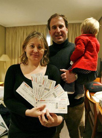 Loli Chamorro; su marido, José Carlos Sancho, y su hija Alyssa, ayer en un hotel de Madrid.