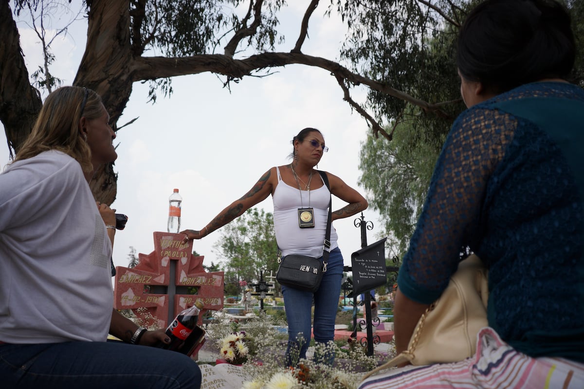 La activista trans que entierra a sus amigas olvidadas: “Los primeros cuerpos los vigilé sola, sola”