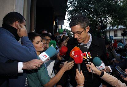 El diputado Eduardo Madina entra en la sede del partido socialista.