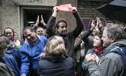 Ve&iuml;ns han aturat el desnonament a Ciutat Vella. 