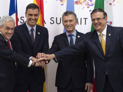 Desde la izquierda, Sebastián Piñera, Pedro Sánchez, Mauricio Macri y Marcelo Ebrard, este viernes en la cumbre del G20 en Osaka. En vídeo, declaraciones de Juncker.