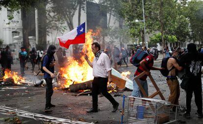 Un hombre sujeta este viernes una bandera de Chile durante las protestas en Santiago.