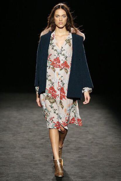 Vestido de estampado floral y abrigo con piel de Lebor Gabala.