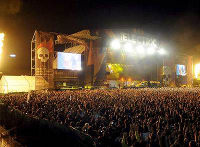 Ambiente en el auditorio John Lennon de Getafe, Madrid, durante la actuación del grupo Metallica el sábado por la noche.