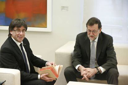 Puigdemont i Rajoy en la seva primera trobada. 