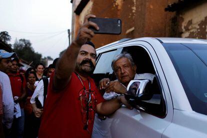 López Obrador se toma una foto con un simpatizante en Michoacán. 