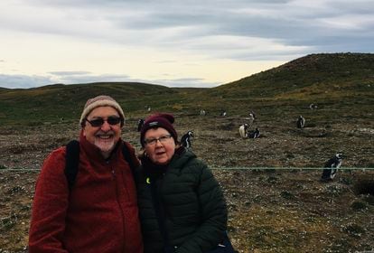 Mary Ellen y Daniel Petrucelli, en una parada en las Malvinas en la primera semana del crucero.