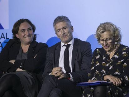 La alcaldesa de Barcelona, Ada Colau; el Ministro del Interior, Grande Marlaska, y la alcaldesa de Madrid, Manuela Carmena, en el foro Madrid Capitald de Paz.