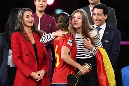 Aitana Bonmati, tras recibir el Balón de Oro del Mundial, es felicitada por la infanta Sofía y la reina Letizia. 