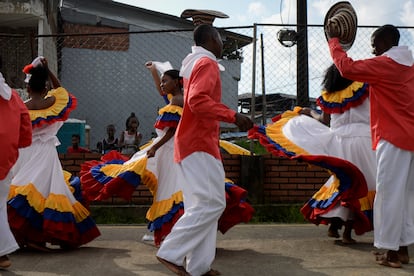 Bailarines invitados bailando un bambuco.